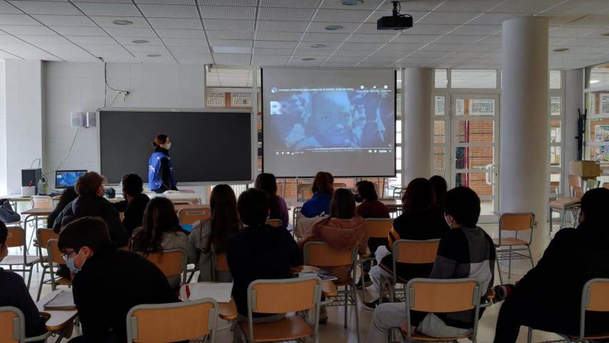 Taller impartido en el IES Districte Marítim por parte de Manos Unidas Valencia en su Feria Solidaria.