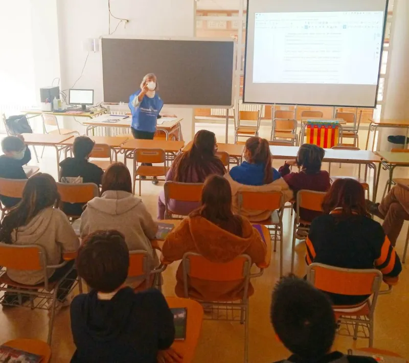 Taller impartido en el IES Districte Marítim por parte de Manos Unidas Valencia en su Feria Solidaria.