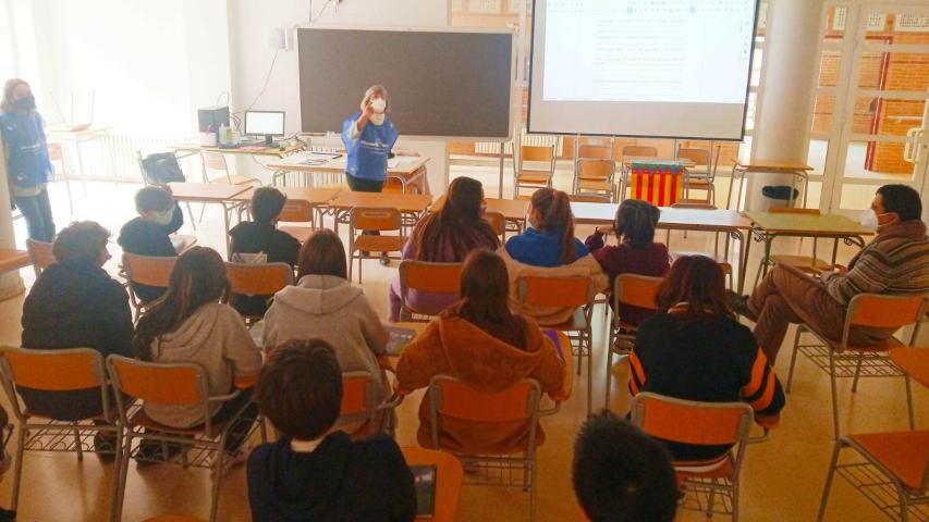 Taller impartido en el IES Districte Marítim por parte de Manos Unidas Valencia en su Feria Solidaria.