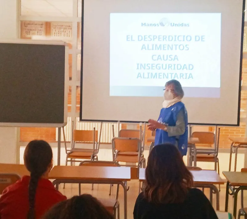 Taller impartido en el IES Districte Marítim por parte de Manos Unidas Valencia en su Feria Solidaria.
