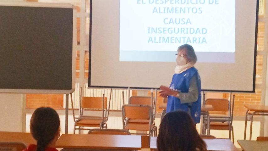 Taller impartido en el IES Districte Marítim por parte de Manos Unidas Valencia en su Feria Solidaria.