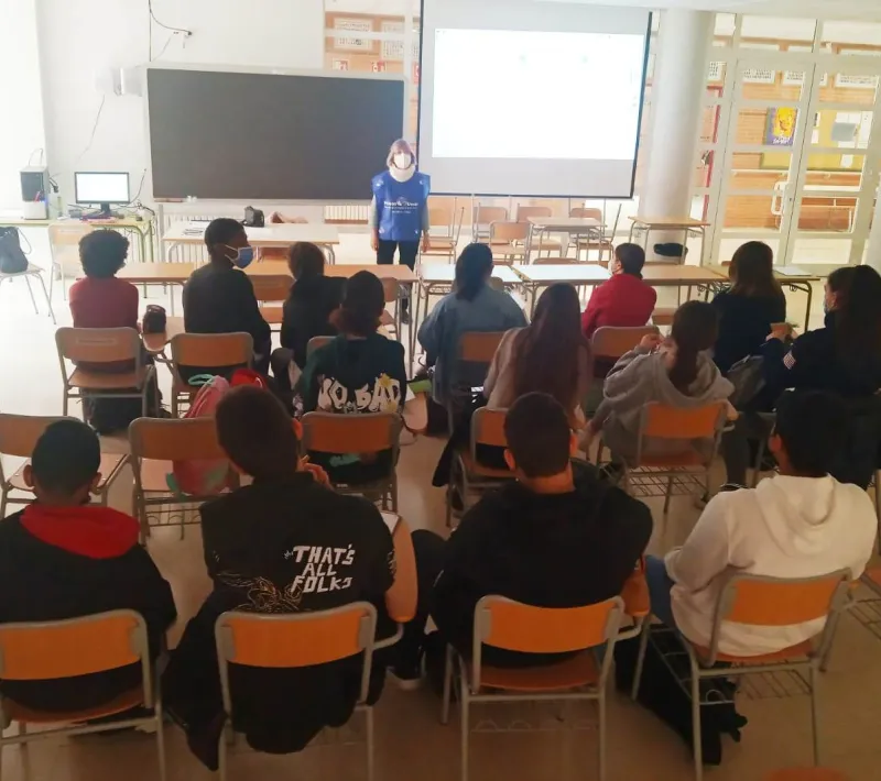 Taller impartido en el IES Districte Marítim por parte de Manos Unidas Valencia en su Feria Solidaria.