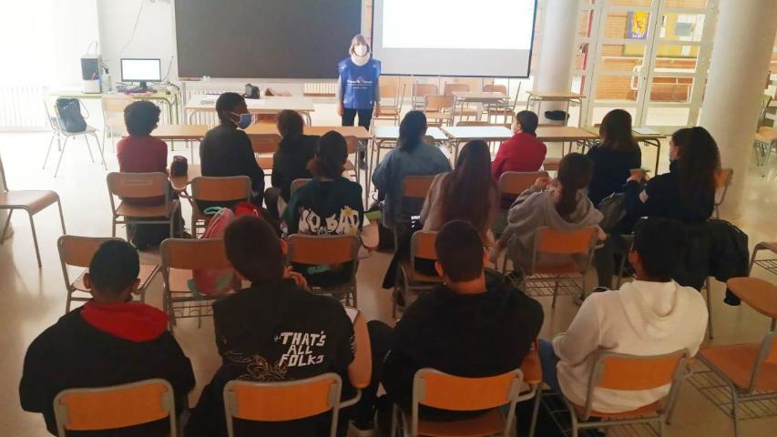 Taller impartido en el IES Districte Marítim por parte de Manos Unidas Valencia en su Feria Solidaria.
