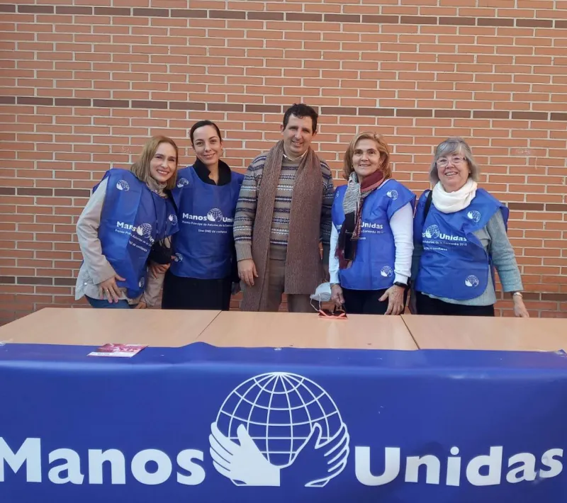 Las voluntarias de Manos Unidas Valencia junto al coordinador de la Feria Solidaria, Ignacio Nagore.