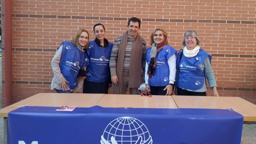 Las voluntarias de Manos Unidas Valencia junto al coordinador de la Feria Solidaria, Ignacio Nagore.