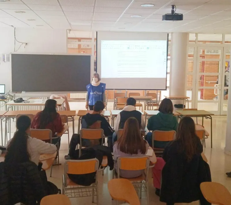 Taller impartido en el IES Districte Marítim por parte de Manos Unidas Valencia en su Feria Solidaria.