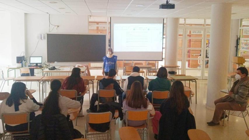 Taller impartido en el IES Districte Marítim por parte de Manos Unidas Valencia en su Feria Solidaria.
