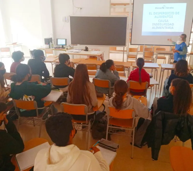 Taller impartido en el IES Districte Marítim por parte de Manos Unidas Valencia en su Feria Solidaria.