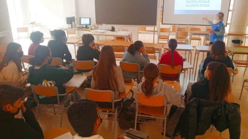 Taller impartido en el IES Districte Marítim por parte de Manos Unidas Valencia en su Feria Solidaria.