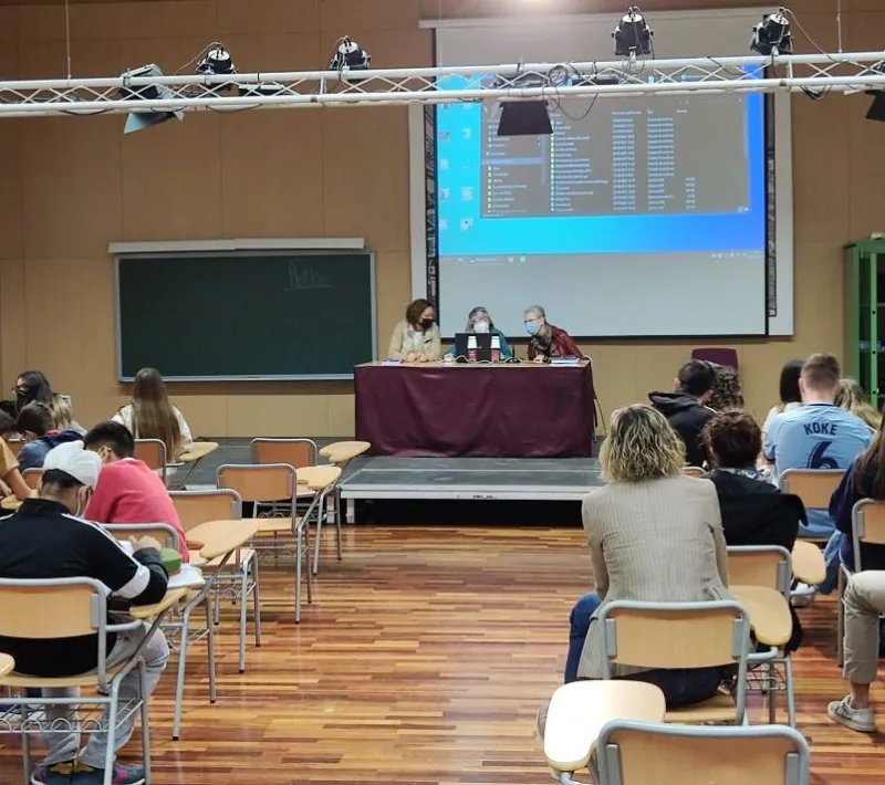 El IES Rascanya ha acogido a voluntarias de Manos Unidas Valencia para dar charlas sobre la situación en África.