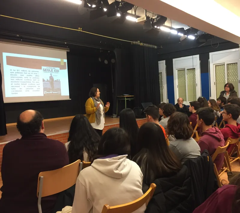 El misionero Miquel Cubeles en la escuela IES Torre Palau