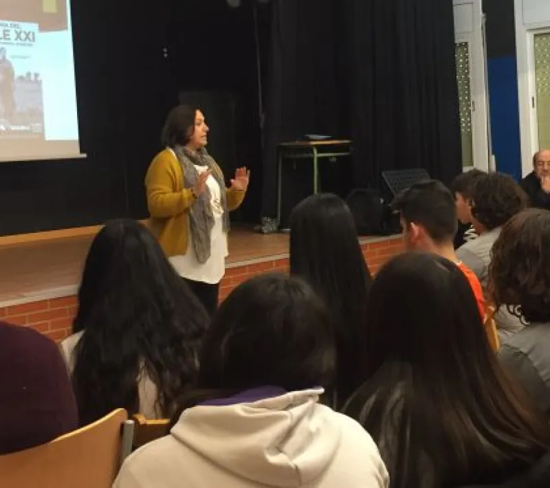 La delegada Elisenda Garcia en la escuela IES Torre Palau