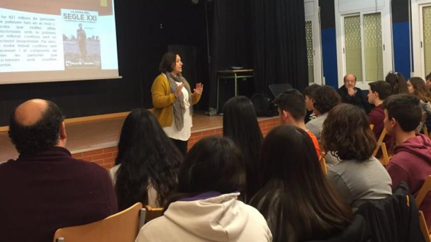 La delegada Elisenda Garcia en la escuela IES Torre Palau