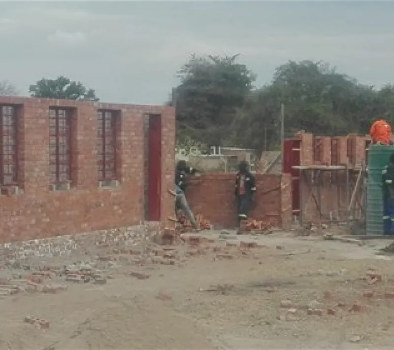 Nuevas aulas para niños de primaria de familias muy humildes en Zimbabue. Manos Unidas Valencia