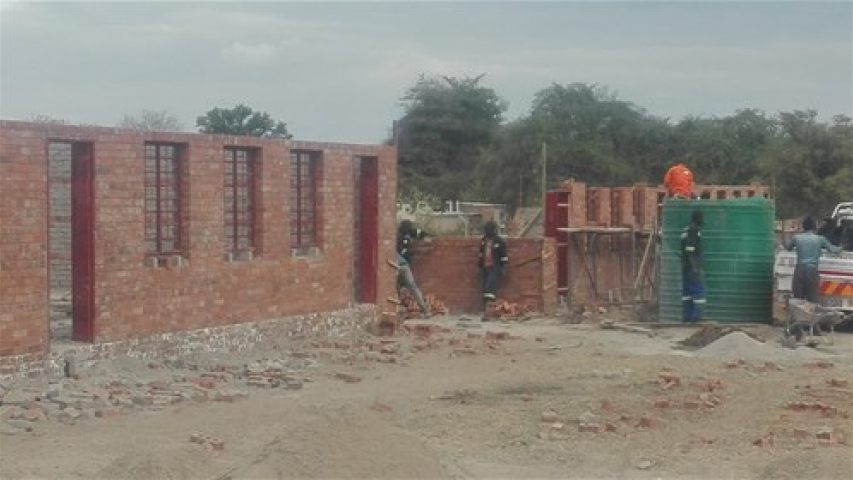 Nuevas aulas para niños de primaria de familias muy humildes en Zimbabue. Manos Unidas Valencia