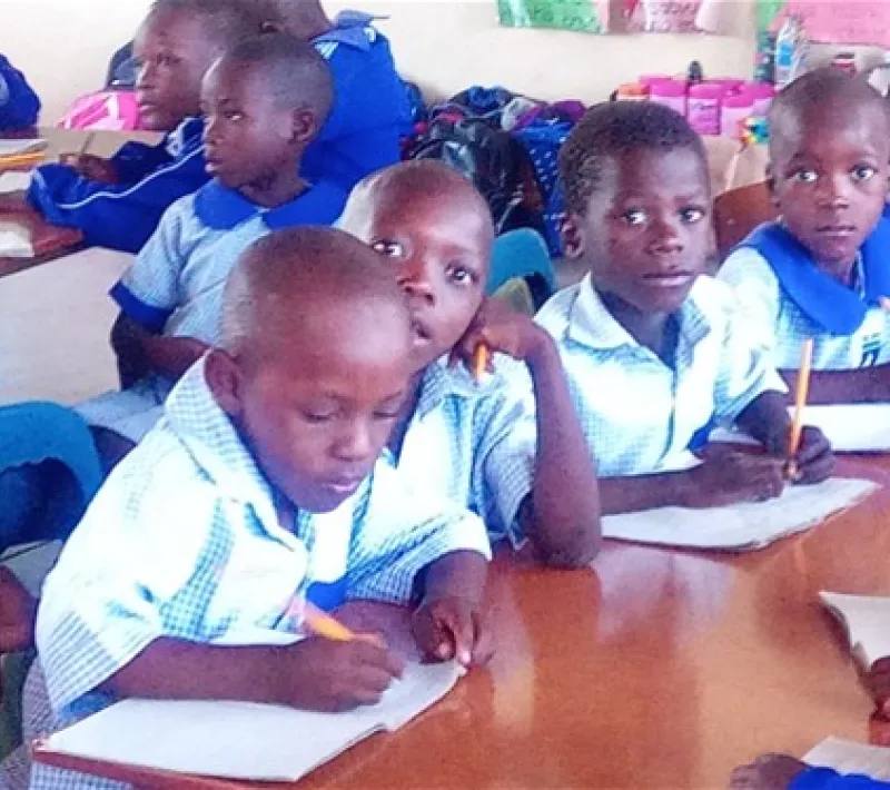 Nuevas aulas para niños de primaria de familias muy humildes en Zimbabue. Manos Unidas Valencia