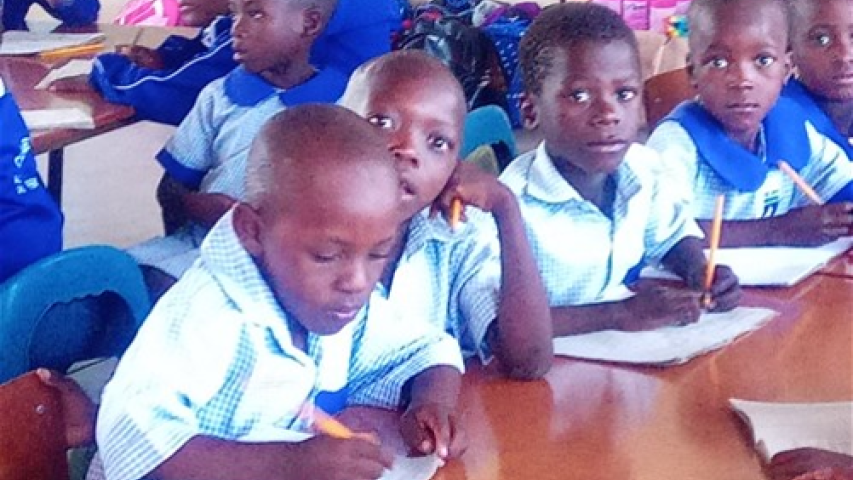 Nuevas aulas para niños de primaria de familias muy humildes en Zimbabue. Manos Unidas Valencia