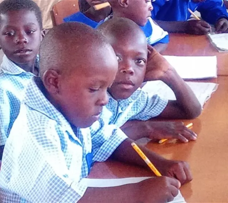Nuevas aulas para niños de primaria de familias muy humildes en Zimbabue. Manos Unidas Valencia