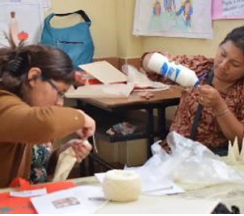 Formación a mujeres indígenas pobres conocer sus derechos y trabajar. Manos Unidas Valencia