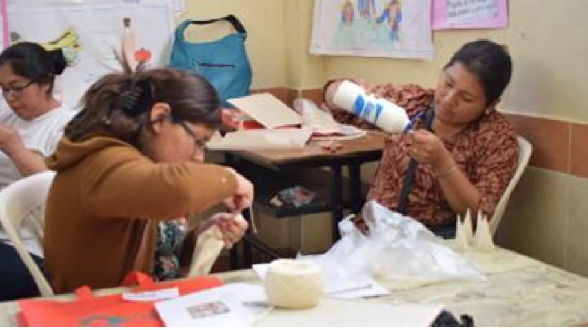 Formación a mujeres indígenas pobres conocer sus derechos y trabajar. Manos Unidas Valencia