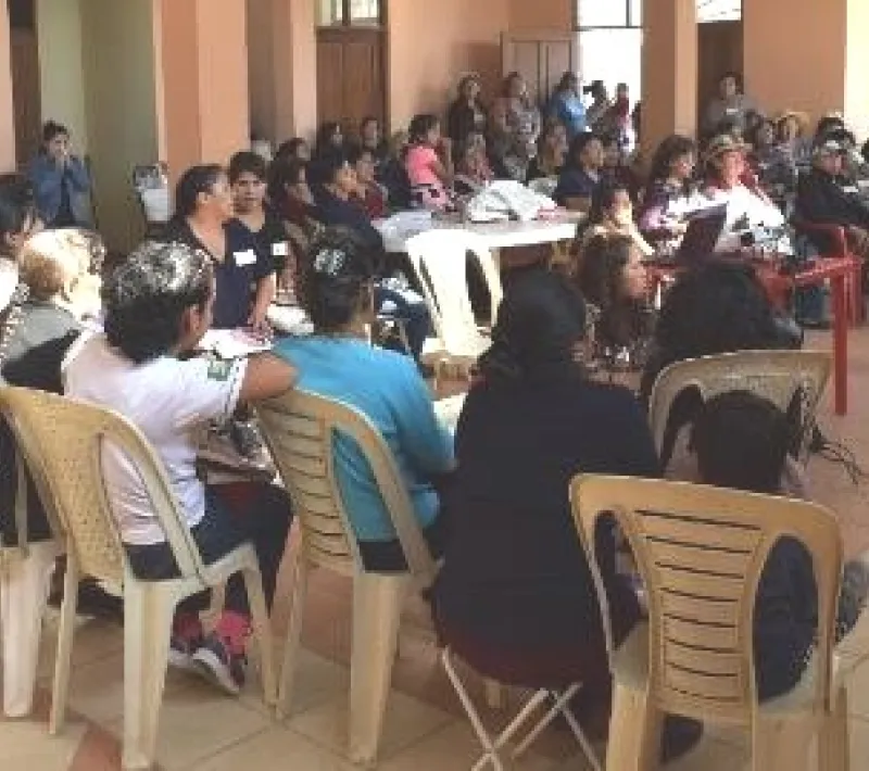 Formación a mujeres indígenas pobres conocer sus derechos y trabajar. Manos Unidas Valencia