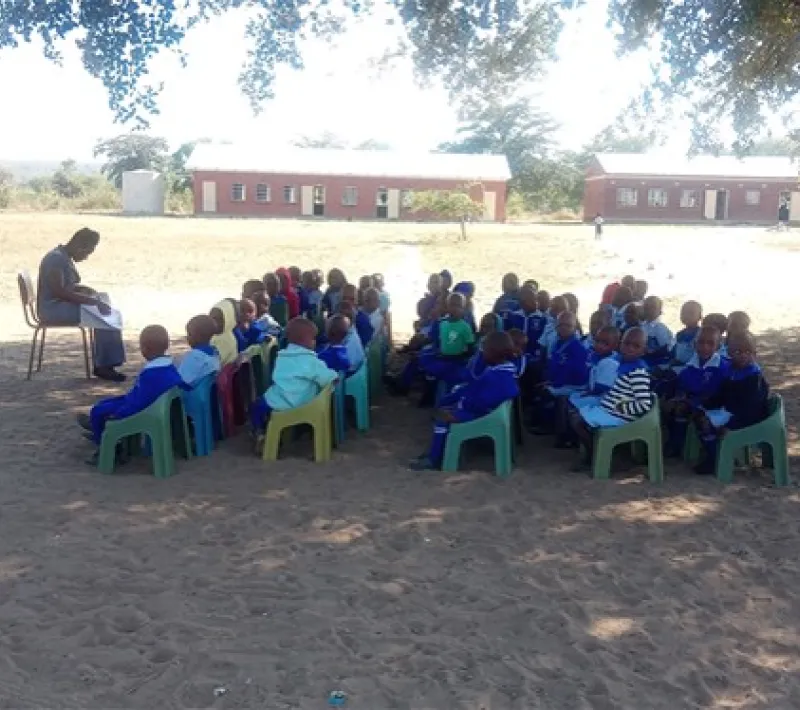 Nuevas aulas para niños de primaria de familias muy humildes en Zimbabue. Manos Unidas Valencia