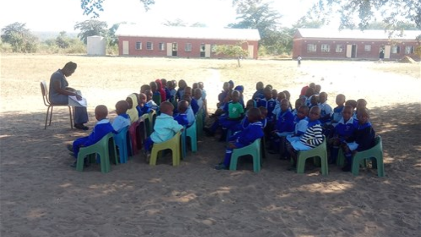Nuevas aulas para niños de primaria de familias muy humildes en Zimbabue. Manos Unidas Valencia