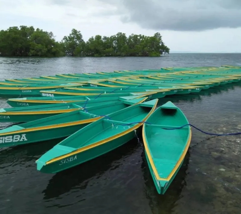 Detalle de las barcas entregadas a la comunidad