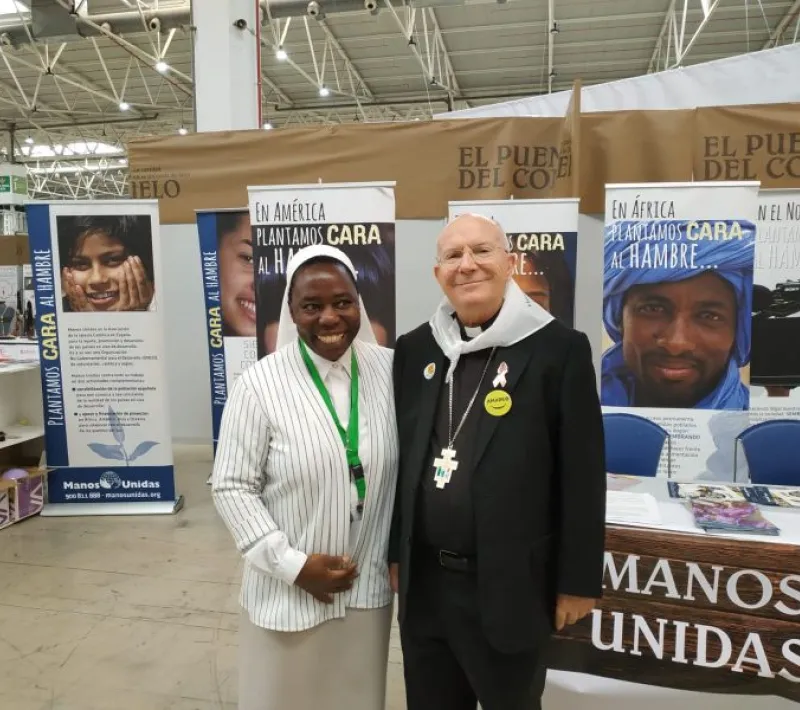 La hermana Justina con nuestro Obispo D.Amadeo Rodriguez.