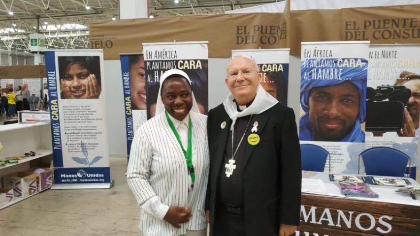 La hermana Justina con nuestro Obispo D.Amadeo Rodriguez.