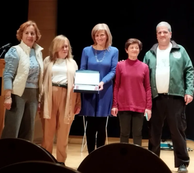entrega del Premio por el Presidente de la Asociación de San Julián