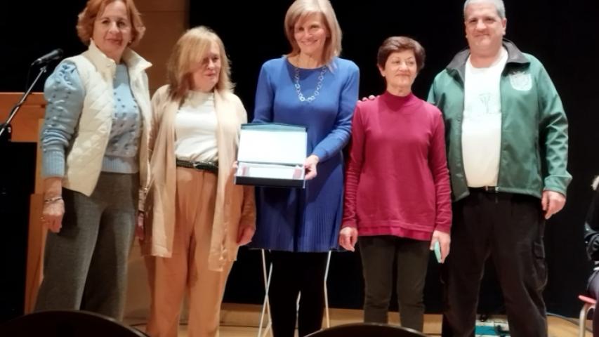 entrega del Premio por el Presidente de la Asociación de San Julián