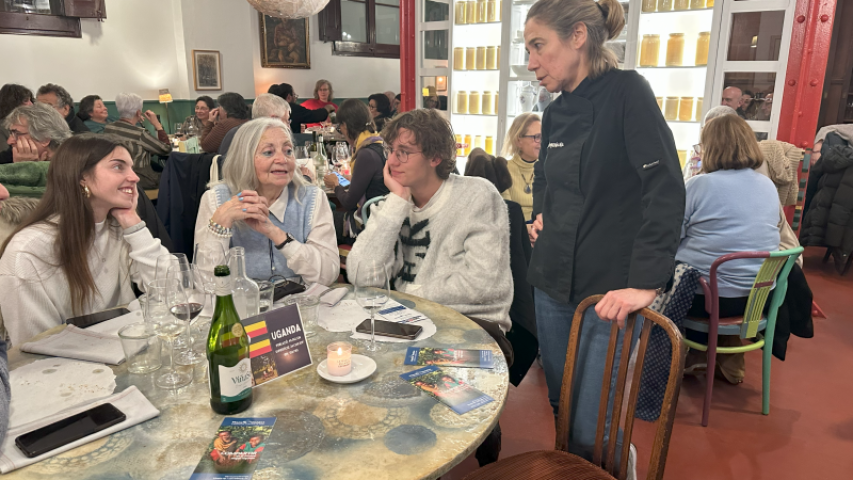 Ada Parellada conversa con algunos de los comensales (Imagen: Hugo Pérez Marsol - Manos Unidas)