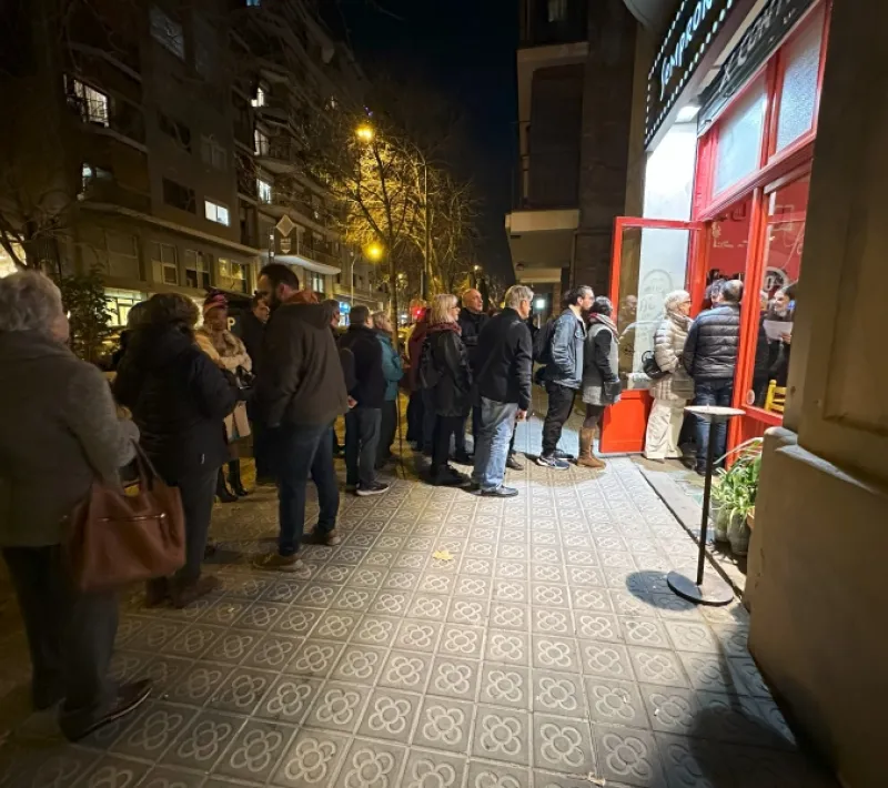 La cola de personas, previa a la apertura de puertas (Imagen: Hugo Pérez Marsol - Manos Unidas)
