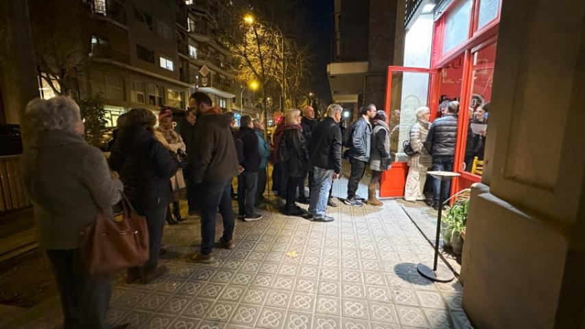 La cola de personas, previa a la apertura de puertas (Imagen: Hugo Pérez Marsol - Manos Unidas)