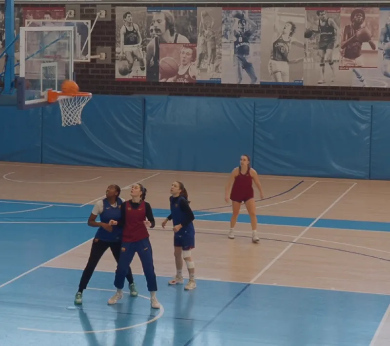 Jugadoras del Club de Basquet Santfeliuenc, en un momento del documental «Les Noies del B»