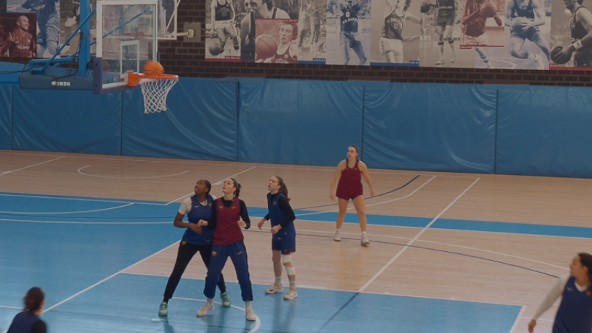 Jugadoras del Club de Basquet Santfeliuenc, en un momento del documental «Les Noies del B»