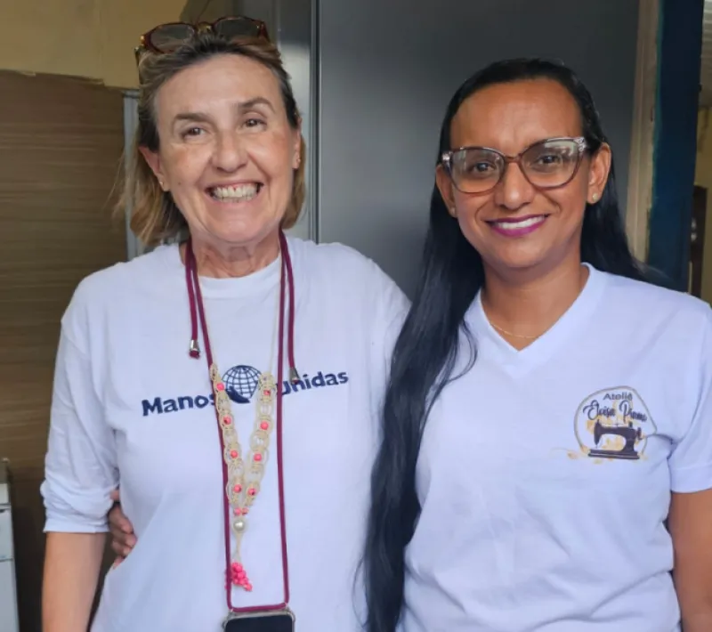 Manos Unidas ONG - Quico Taronjí viaja a la Amazonía - Cecilia Pilar posa con la costurera Yoraima