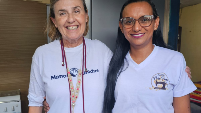 Manos Unidas ONG - Quico Taronjí viaja a la Amazonía - Cecilia Pilar posa con la costurera Yoraima