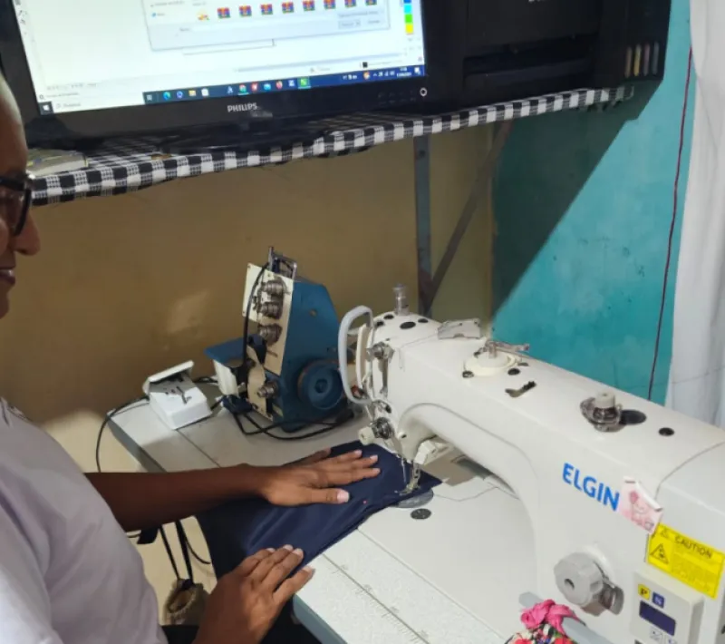 Manos Unidas ONG - Quico Taronjí viaja a la Amazonía - Yoraima trabajando con su máquina de costura