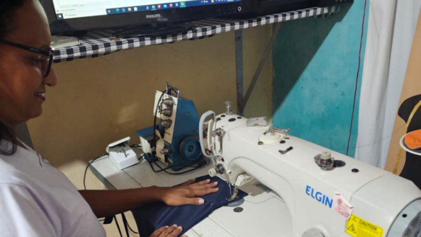 Manos Unidas ONG - Quico Taronjí viaja a la Amazonía - Yoraima trabajando con su máquina de costura