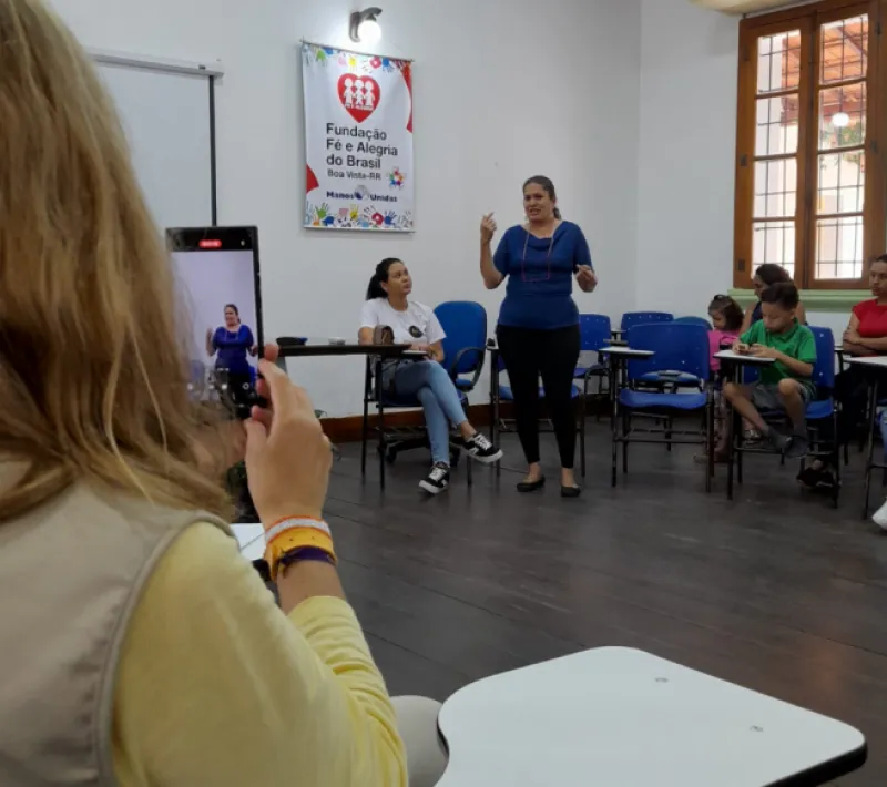 Manos Unidas ONG - Quico Taronjí viaja a la Amazonía -  Un momento de la charla de Fe y Alegría