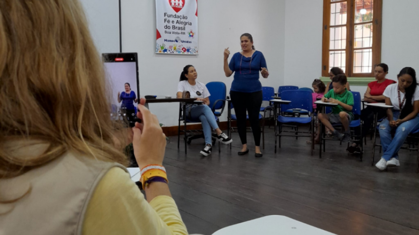 Manos Unidas ONG - Quico Taronjí viaja a la Amazonía -  Un momento de la charla de Fe y Alegría