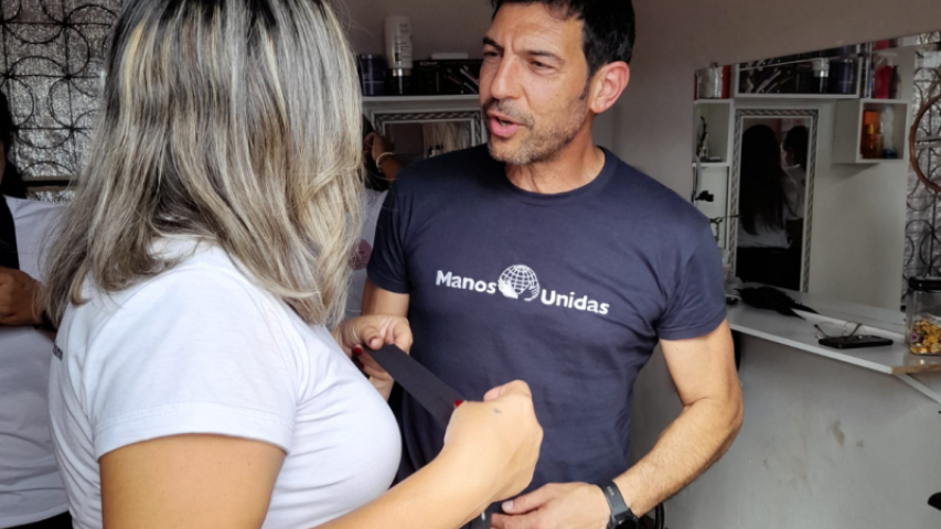 Manos Unidas ONG - Quico Taronjí viaja a la Amazonía - Quico Taronjí charla distendidamente con una chica de Fe y Alegría