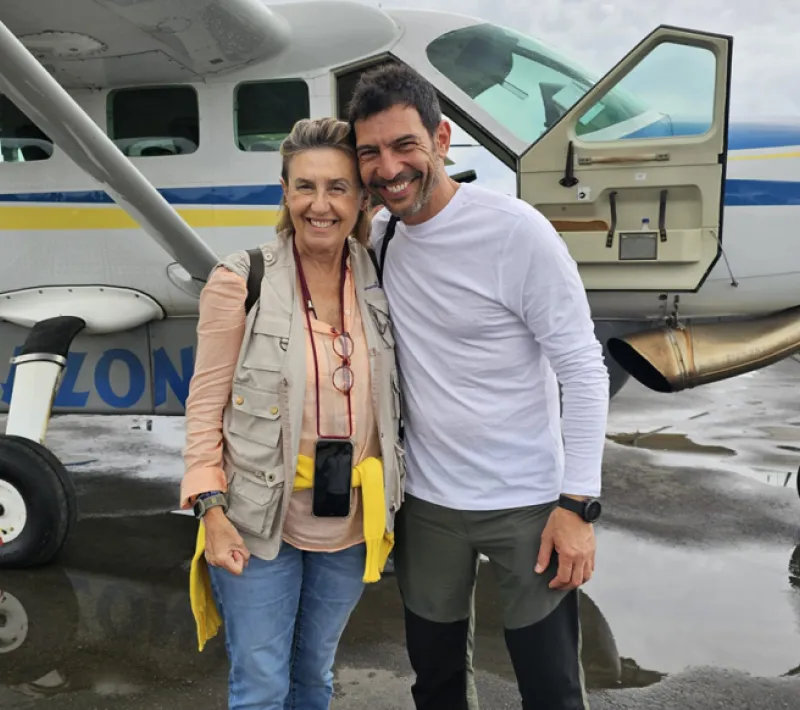 Manos Unidas ONG - Quico Taronjí viaja a la Amazonía - Cecilia y Quico, frente a la avioneta