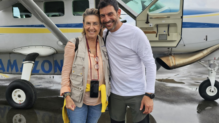 Manos Unidas ONG - Quico Taronjí viaja a la Amazonía - Cecilia y Quico, frente a la avioneta