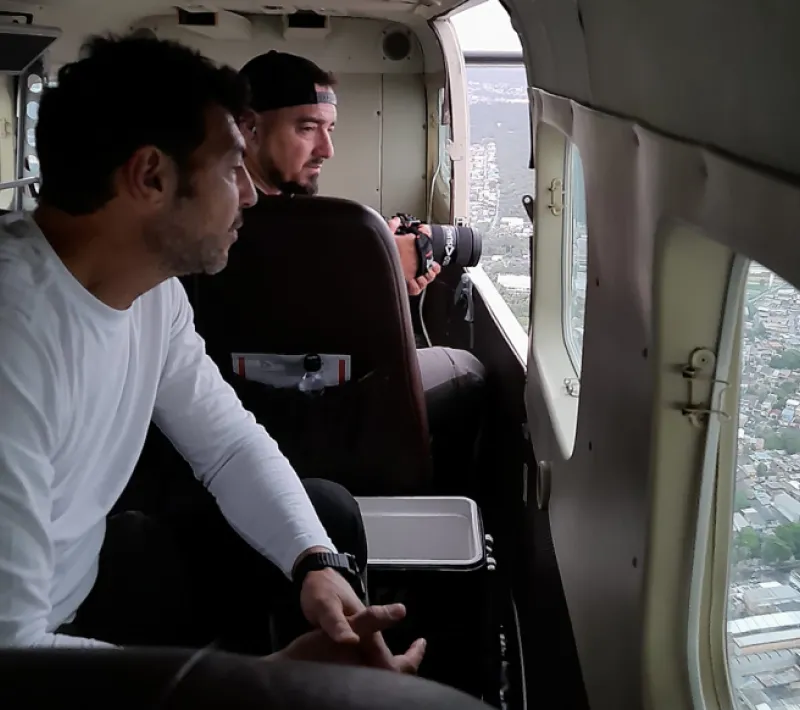 Manos Unidas ONG - Quico Taronjí viaja a la Amazonía - Quico observa la Amazonía desde la ventanilla de la avioneta