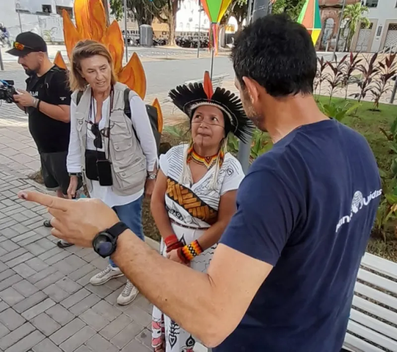 Manos Unidas ONG - Quico Taronjí en la Amazonía - Quico charla animadamente con una líder local