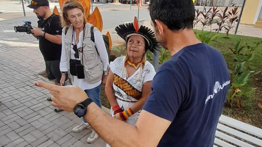 Manos Unidas ONG - Quico Taronjí en la Amazonía - Quico charla animadamente con una líder local