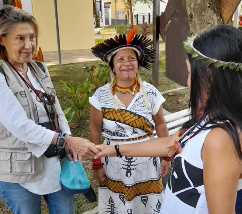 Manos Unidas ONG - Quico Taronjí en la Amazonía - Cecilia Pilar saluda a una segunda beneficiaria de un proyecto de Manos Unidas